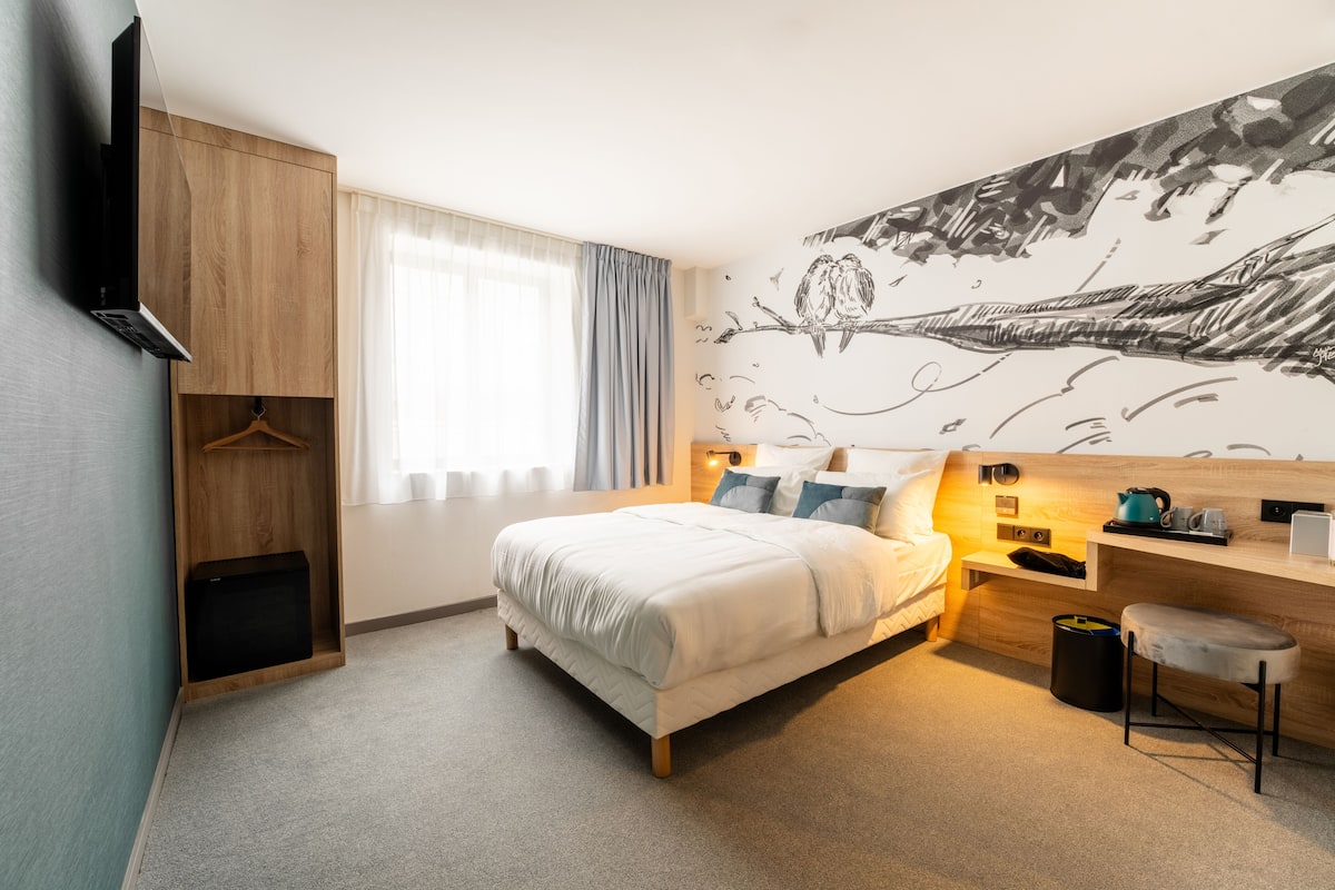 Deluxe Room, 1 Queen Bed | In-room safe, desk, laptop workspace, soundproofing