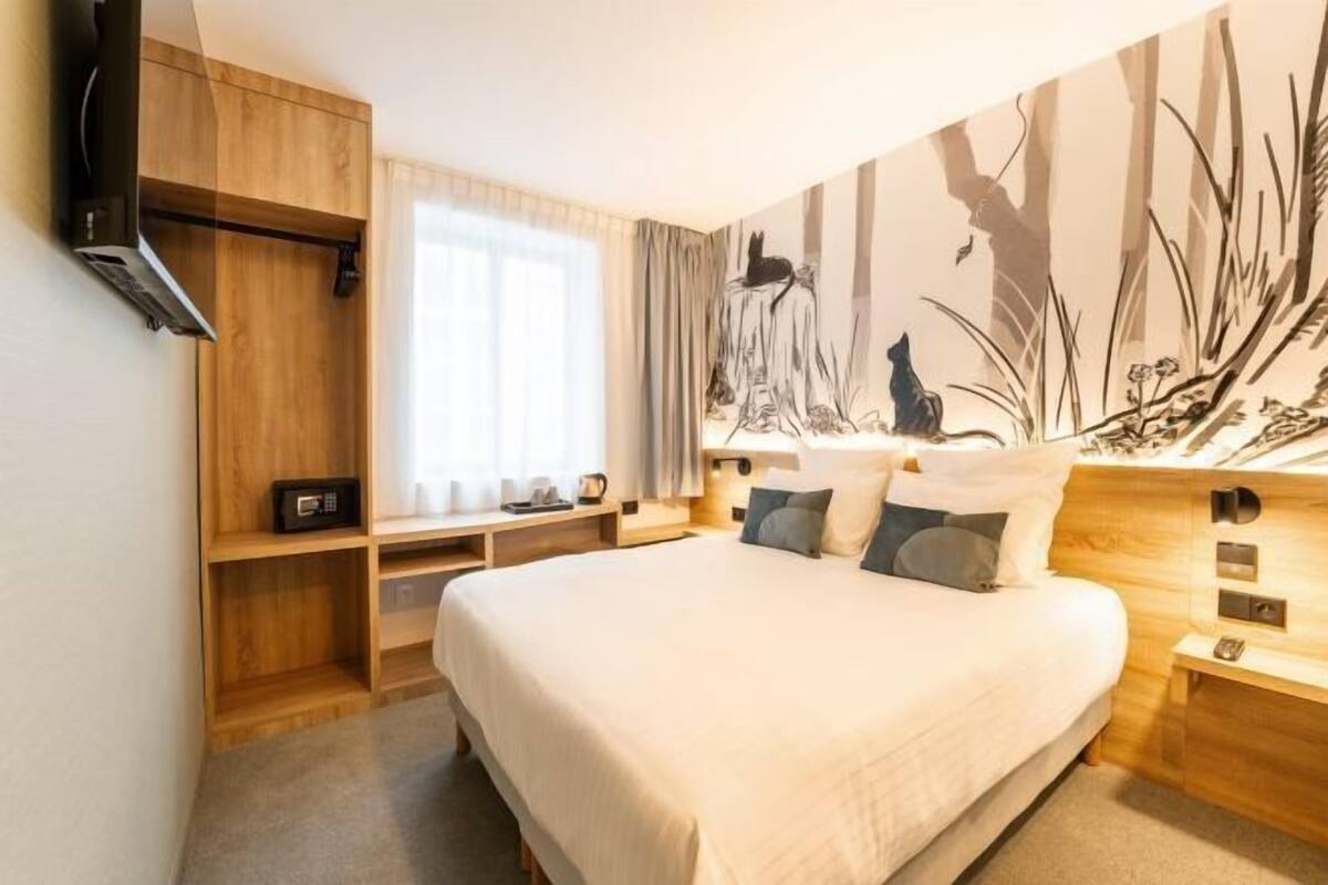 In-room safe, desk, laptop workspace, soundproofing