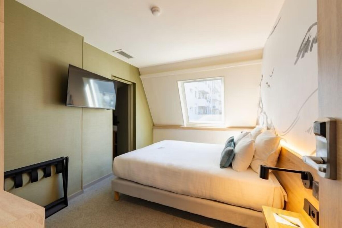 In-room safe, desk, laptop workspace, soundproofing