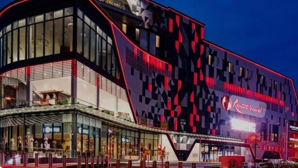 Un bâtiment moderne doté d’une façade géométrique remarquable et d’une enseigne bien visible indiquant « Renault World ».