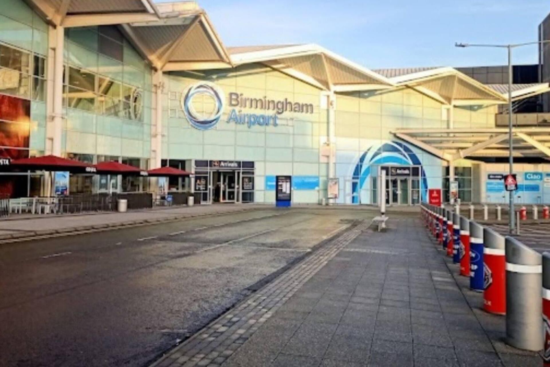 Le terminal de l’aéroport de Birmingham se distingue par sa signalétique claire, sa galerie couverte et son vaste hall d’entrée.