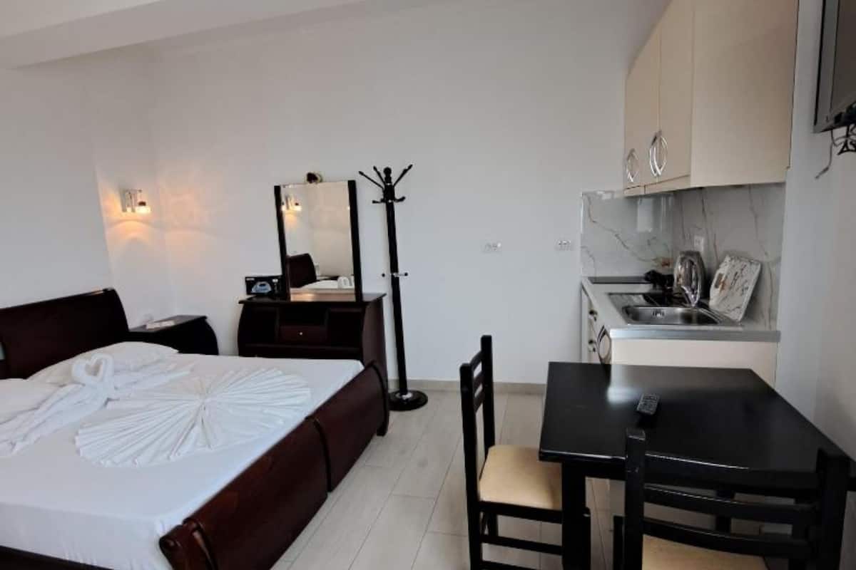 Quarto casal, sacada | 1 quarto, Wi-Fi de cortesia