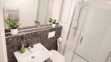 Een haardroger, handdoeken, zeep, toiletpapier