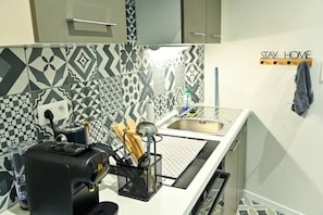 Geladeira, micro-ondas, fogão, cooktop