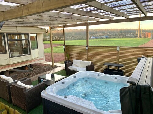 Lovely Semi-rural Caravan & Hot Tub - Sleeps Fam 6