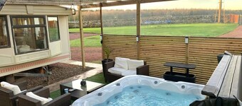 Lovely Semi-rural Caravan & Hot Tub - Sleeps Fam 6