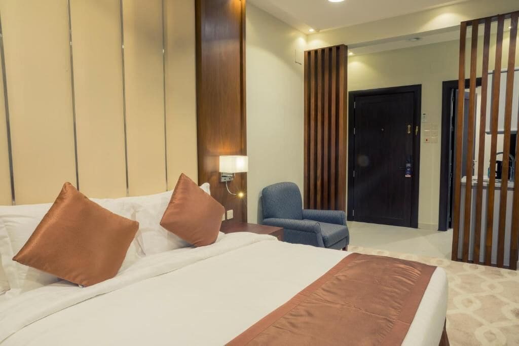 Deluxe Single Room, 1 King Bed | In-room safe, blackout drapes, free cribs/infant beds, rollaway beds