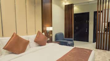 Deluxe Single Room, 1 King Bed | In-room safe, blackout drapes, free cribs/infant beds, rollaway beds