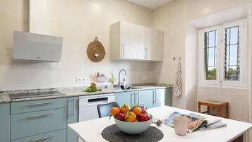 Een koelkast, een microgolfoven, een oven, een kookplaat