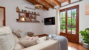 Televisie, een open haard en een tafeltennistafel