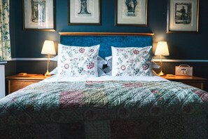 デラックス ダブルルーム | セーフティボックス (室内)、デスク、ノートパソコン用作業スペース、アイロン / アイロン台