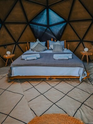 5 bedrooms, Egyptian cotton sheets, premium bedding, bed sheets - Desert Domes Camp (Rissani)