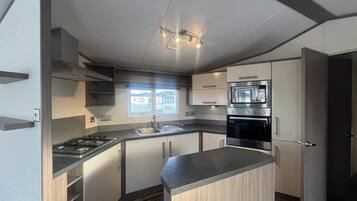 Kjøleskap, mikrobølgeovn, ovn og kokeplater