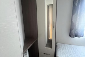 2 bedrooms, iron/ironing board, free WiFi
