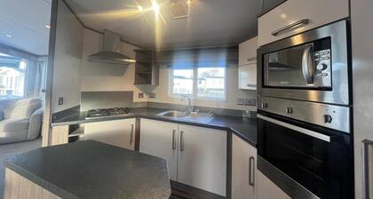 2 bed Platinum-sleeps 6-decking-free Parking