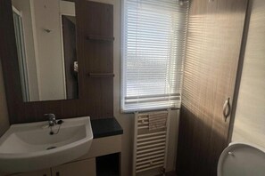 Bañera con ducha, bañera profunda, secador de pelo