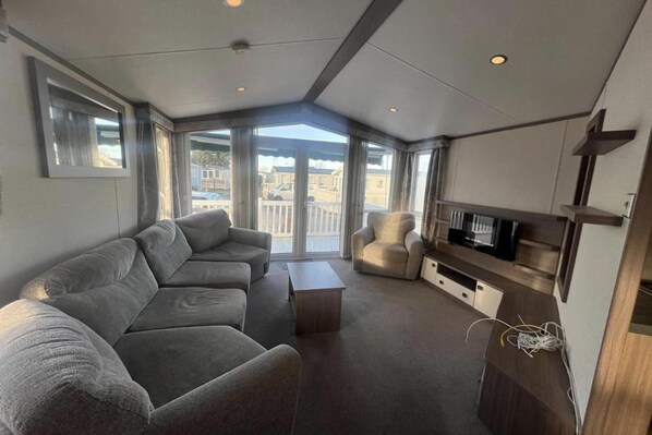 Fireplace - 2 bed Platinum-sleeps 6-decking-free Parking (Rhyl)