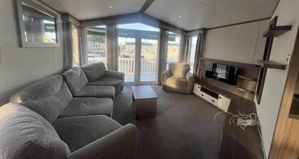 2 bed Platinum-sleeps 6-decking-free Parking