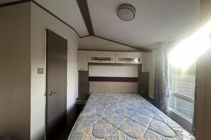 2 bedrooms, iron/ironing board, free WiFi - 2 bed Platinum-sleeps 6-decking-free Parking (Rhyl)