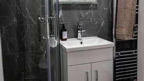Bathroom - Modern West London Flat, Free Parking, Sleeps 5 (London)