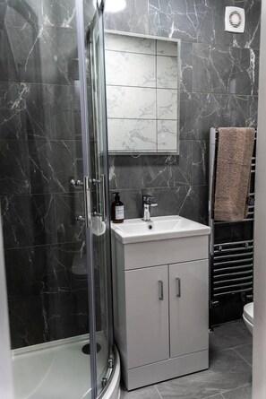 Apartment | Bathroom | Combined shower/tub, deep soaking tub, hair dryer, towels - Modern West London Flat, Free Parking, Sleeps 5 (London)