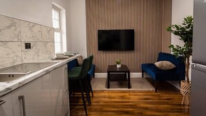 Interior - Modern West London Flat, Free Parking, Sleeps 5 (London)