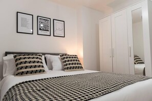 Apartment | 2 bedrooms, iron/ironing board, free WiFi, bed sheets - Modern West London Flat, Free Parking, Sleeps 5 (London)