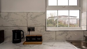 Private kitchen - Modern West London Flat, Free Parking, Sleeps 5 (London)