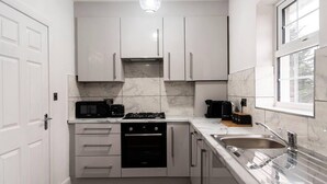 Private kitchen - Modern West London Flat, Free Parking, Sleeps 5 (London)