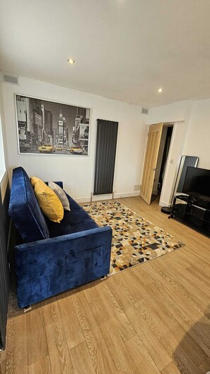 Living area - Luxurious 2-bed Apartment, Duchy Cosy Corner (Bradford)