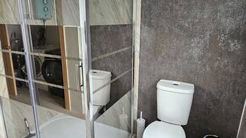 Apartment | Bathroom | Shower, hair dryer, towels
