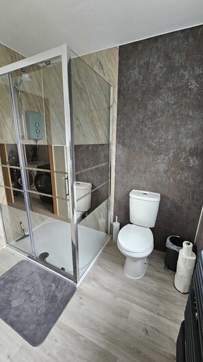 Bathroom - Luxurious 2-bed Apartment, Duchy Cosy Corner (Bradford)