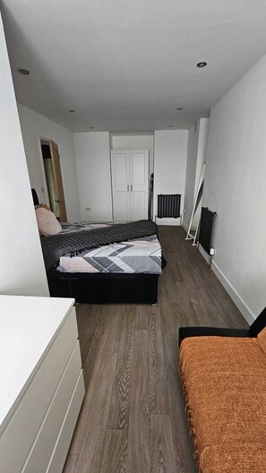 1 bedroom, iron/ironing board, free WiFi, bed sheets - Luxurious 2-bed Apartment, Duchy Cosy Corner (Bradford)