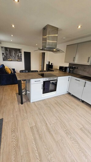 Apartment | Private kitchen | Fridge, microwave, oven, stovetop - Luxurious 2-bed Apartment, Duchy Cosy Corner (Bradford)