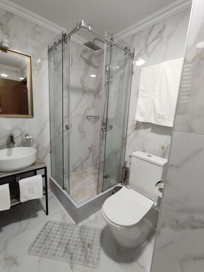 Een douche, een haardroger, handdoeken