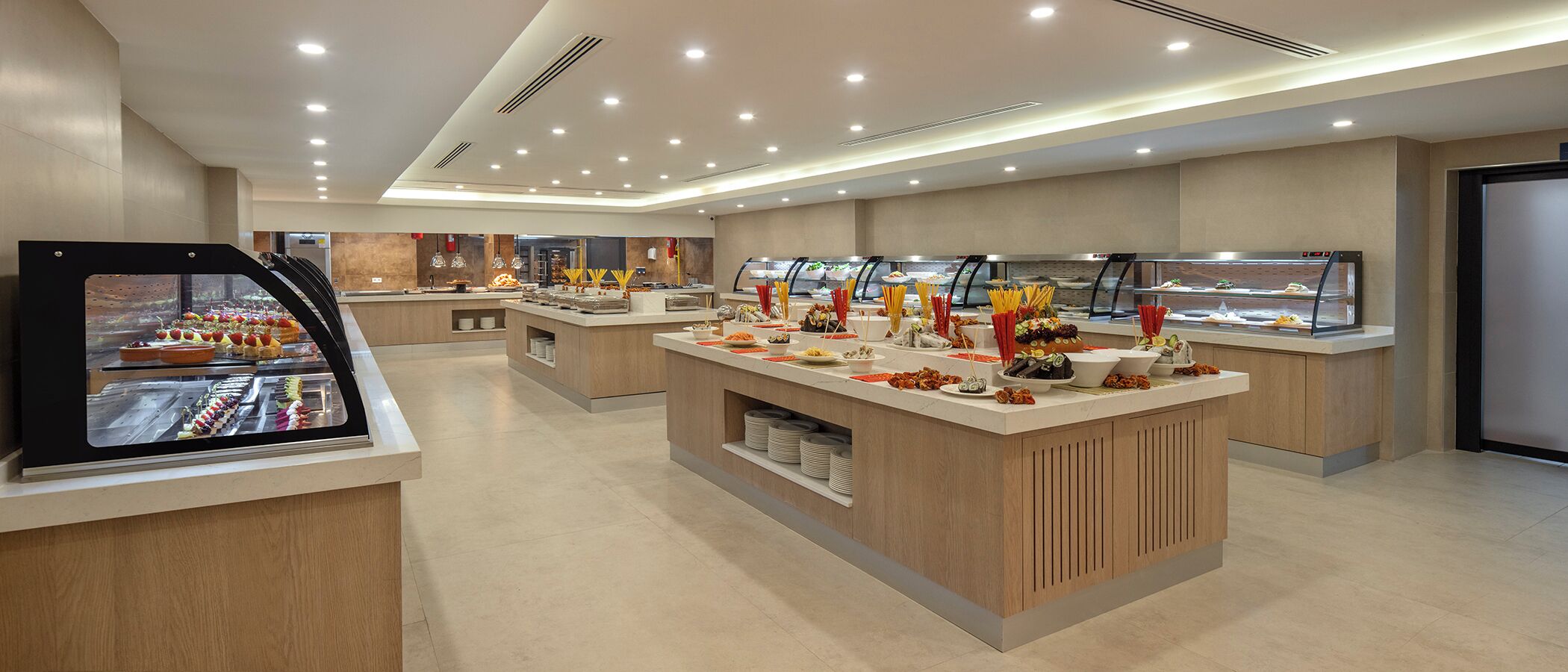 Een modern buffet met meerdere bedieningspunten, een gekoeld display en een strak, eigentijds design.
