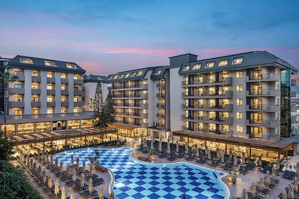 Façana frontal de l'allotjament (vespre/nit)