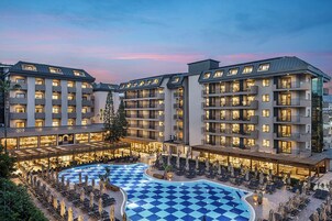 Fachada de la propiedad por la tarde o noche