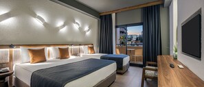 Deluxe Triple Room | Minibar, Schreibtisch, schallisolierte Zimmer, kostenloses WLAN