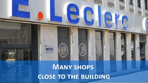 Ein Gebäude mit dem Schild 'E. Leclerc', das einen Supermarkt kennzeichnet.