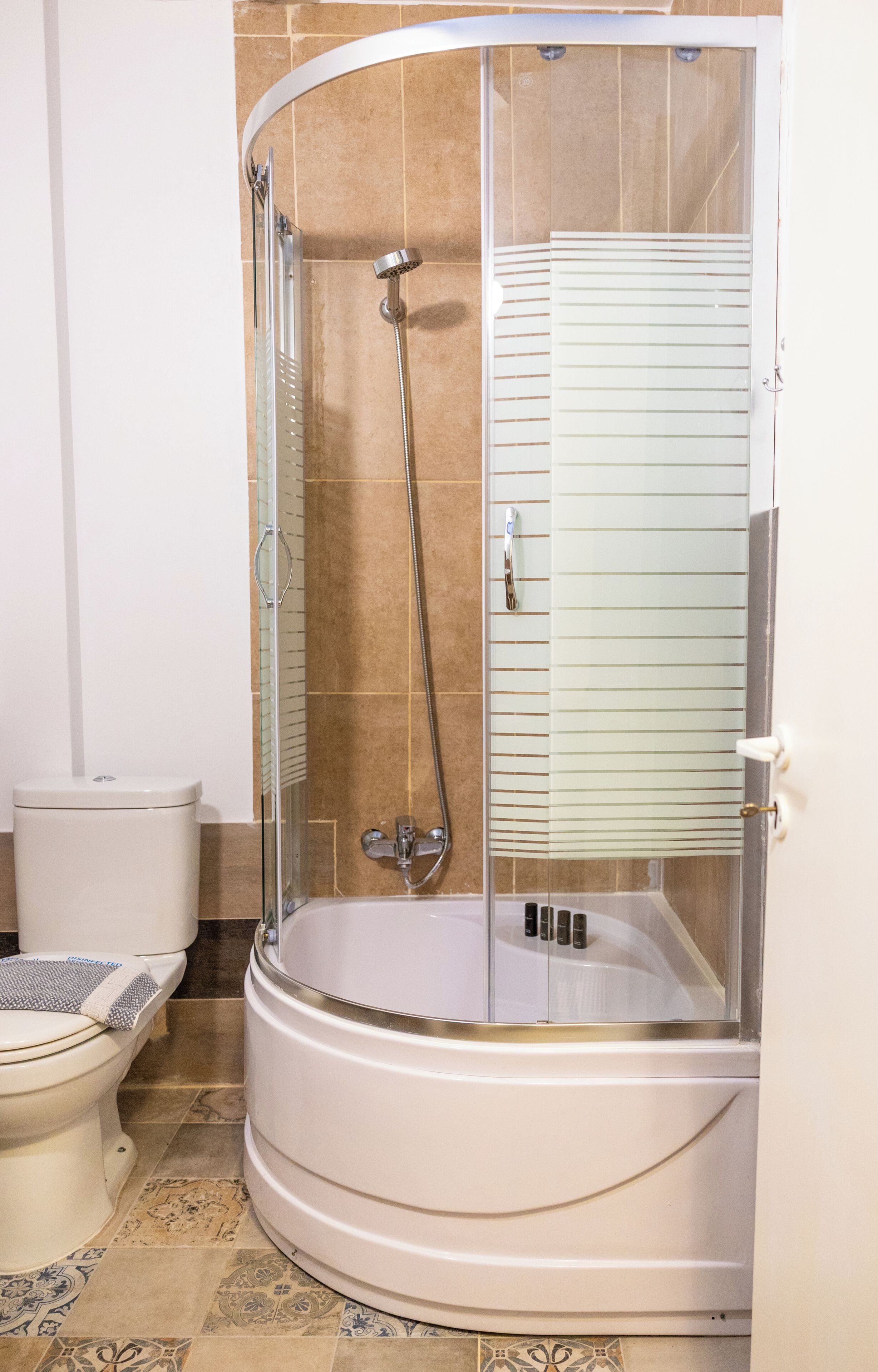 Apartment | Bathroom | Shower, free toiletries, hair dryer, bathrobes