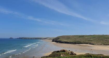 2 Bed Annex Sleeps 6, 7 Min Drive From the Beach!