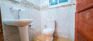 Toallas, jabón, papel de baño 