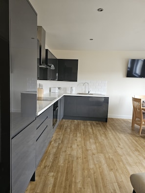 Apartamento | Cozinha privada | Geladeira, micro-ondas, fogão, cooktop