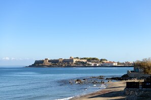 En la playa, camastros y toallas de playa