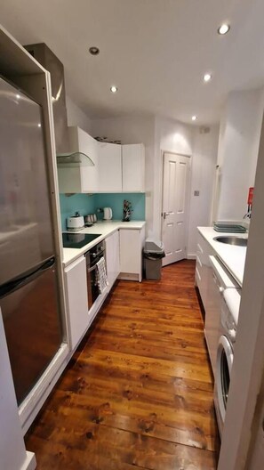 Apartment | Private kitchen | Fridge, microwave, oven, stovetop - Inviting 3-bed Apartment in Newcastle Upon Tyne (Newcastle-upon-Tyne)