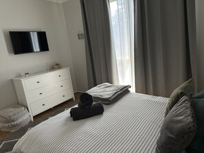 3 bedrooms, iron/ironing board, WiFi, bed sheets - The Beach House (Cowes)