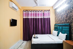 Deluxe Double Room - Roomshala 155 Hotel JPC (New Delhi)