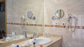 Suite | Bathroom | Shower, hair dryer, towels