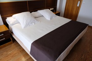 Double Room | Premium bedding, down comforters, soundproofing, iron/ironing board - Hotel Plaza Alaquas (Alaquas)